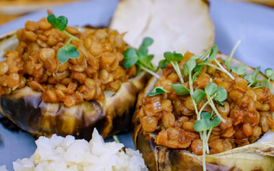 Gebackener Kohlrabi mit Linsenbolognese gefüllt