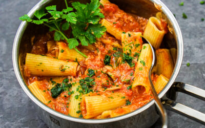 Rezept: 5 Minuten One-Pot Nudeln mit Thunfisch und Tomatensauce